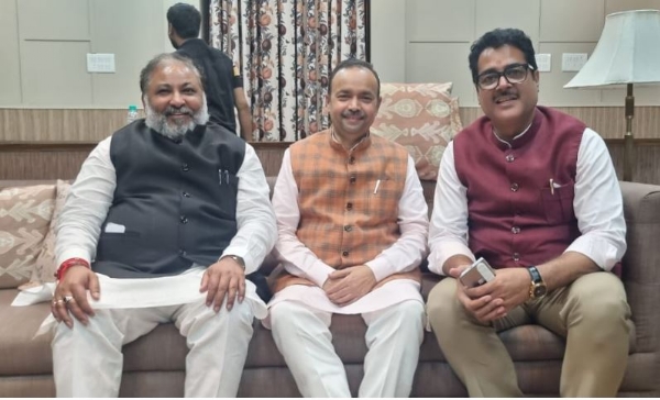 मीडिया सेंटर में परिवहन मंत्री दयाशंकर सिंह,सहकारिता मंत्री जेपीएस राठौर और विधायक राकेश प्रताप सिंह