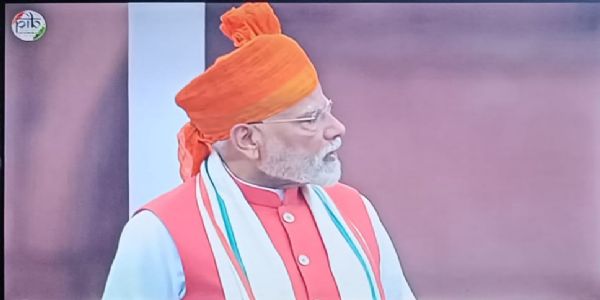 प्रधानमंत्री नरेंद्र मोदी शुक्रवार को लाल किले की प्राचीन से राष्ट्र को संबोधित करते हुए