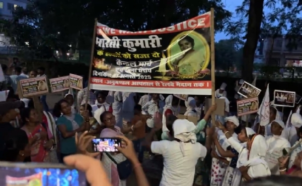 हत्यारे की गिरफ्तारी के लिए कैंडल मार्च