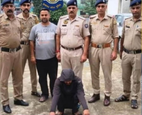 चिट्टे का आरोपी पुलिस टीम के साथ।
