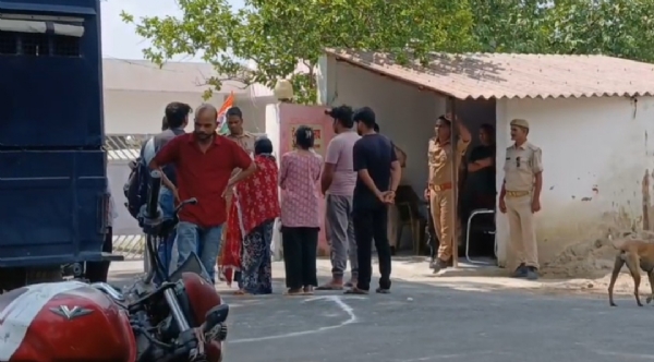 पुलिस अधीक्षक आवास के सामने पहुंचे पीड़ित परिजन की फोटो
