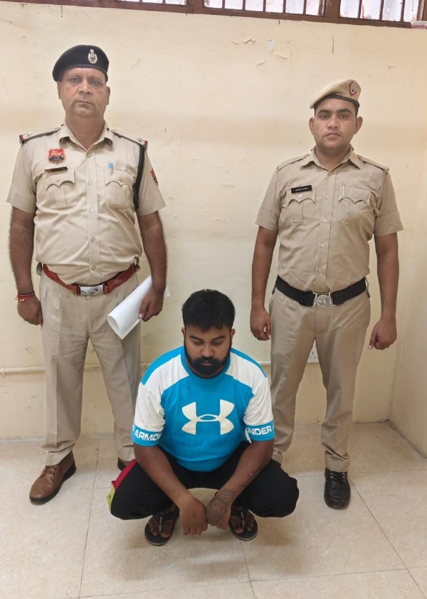 पुलिस हिरासत में अवैध शराब बेचने वाला आरोपी है