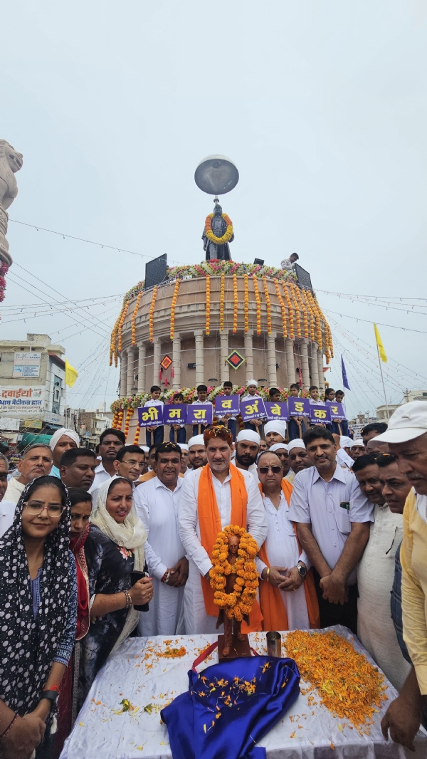 टोहाना में डॉ. भीमराव अंबेडकर की अष्टधातु प्रतिमा का अनावरण करते सांसद सुभाष बराला।
