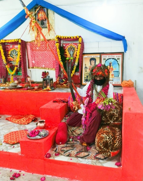 गादी पर विराजमान सेवक