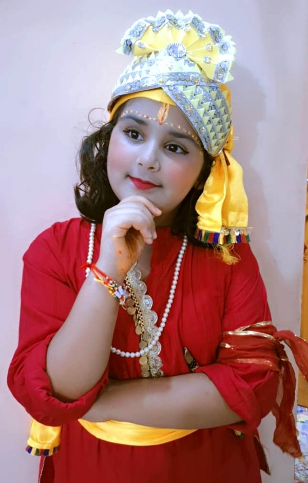 कानपुर में वीरेन्द्र स्वरुप स्कूल गोविन्द नगर में जन्माष्टमी के अवसर पर कृष्ण बनी छात्रा धैर्य दीक्षित का छायाचित्र