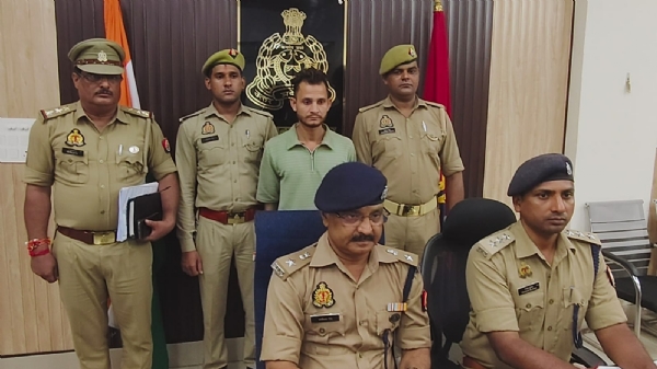 भाजपा बूथ अध्यक्ष रिंकू सिंह की हत्या का खुलासा करते एसपी सिटी व सीओ हाइवे और पुलिस गिरफ्त में आरोपित अरुण।