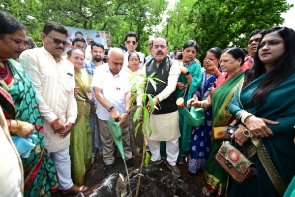 भाजपा प्रदेश अध्यक्ष ने ’एक बगिया मां के नाम’ अभियान के अंतर्गत किया पौधरोपण