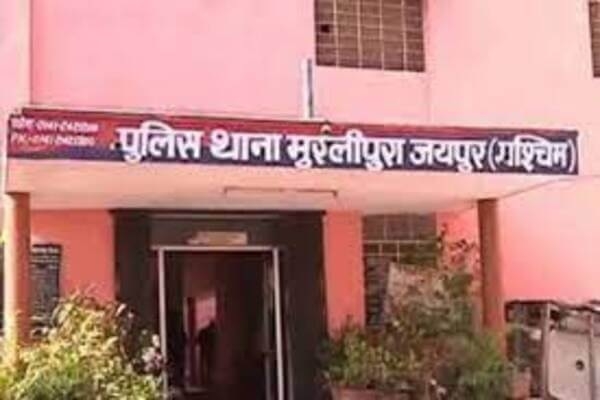 पांच वर्षीय की बेटी को गोद में लेकर मां ने तीसरी मंजिल से लगाई छलांग