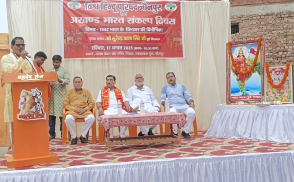 कार्यक्रम में मंचासिन मुख्य अतिथि गड़