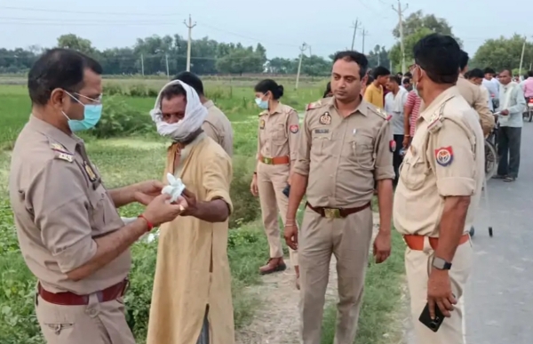 जांच करती पुलिस