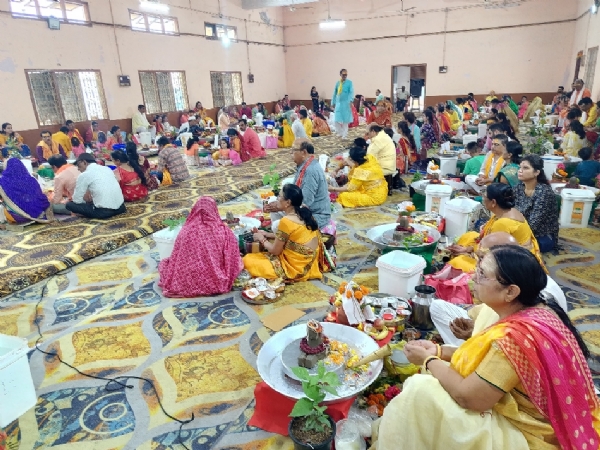 गुजराती समाज भवन में आयोजित कार्यक्रम में पार्थिव शिवलिंग की पूजा अर्चना करते सामाजिक जन।