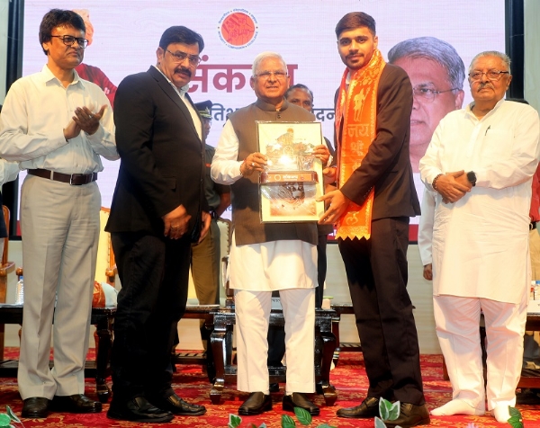 संकल्प संस्थान के चयनित सिविल सेवकों का सम्मान करते हुए राज्यपाल मंगूभाई पटेल