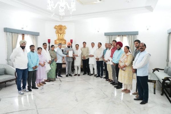 कांग्रेस प्रतिनिधि मंडल राज्यपाल को ज्ञापन सौंपते ।