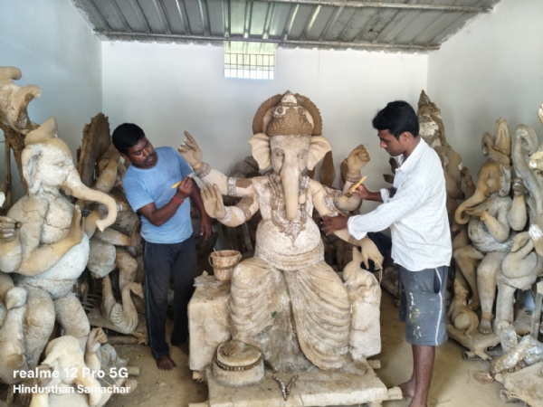 गणेश प्रतिमा को अंतिम रूप दे रहे मूर्तिकार