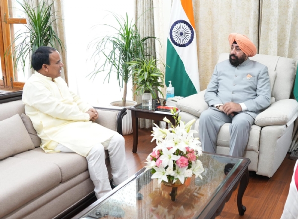 शिक्षा मंत्री धन सिंह रावत राज्यपाल से भेंट करते।