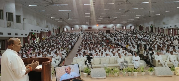 फोटो : ओम शांति रिट्रीट सेंटर में संगम-गौरवपूर्ण वृद्धावस्था एवं सम्मानित जीवन कार्यक्रम के शुभारंभ अवसर पर बोलते केंद्रीय सामाजिक न्याय एवं अधिकारिता मंत्री।