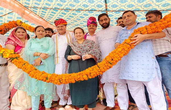 स्वास्थ्य मंत्री आरती सिंह राव के साथ विधायक लक्ष्मण यादव] डा कृष्ण कुमार व भाजपा जिलाध्यक्ष डा वंदना पोपली का बड़ी माला से अभिनंदन करते ग्रामीण।