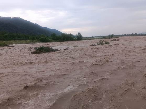 देहरादून शहर से बहती साैंग नदी अपने पूरे ऊफान पर।