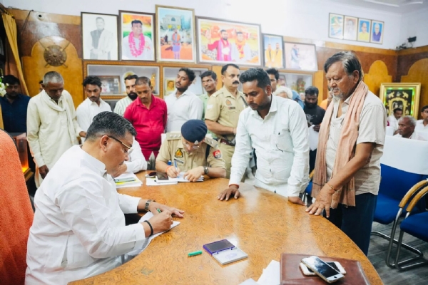 शिकायत सुनते पर्यटन मंत्री जयवीर सिंह