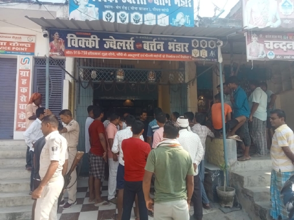 दूकान जहां चोरी की घटना हुई
