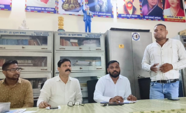 राष्ट्रीय दलित पिछड़ा वर्ग (भारत) शाखा मुरादाबाद की बैठक में बोलते पदाधिकारी।