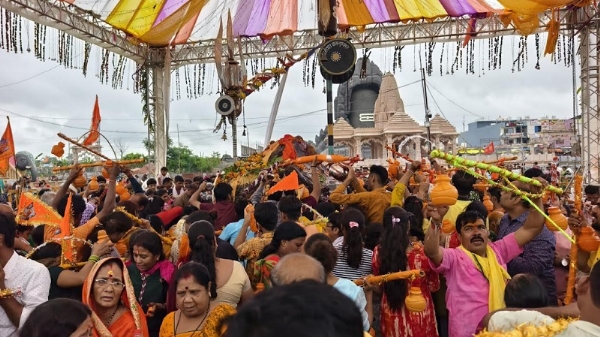 सीहोर स्थित कुबेरेश्वरधाम पर हजारों की संख्या में पहुंचे श्रद्धालु