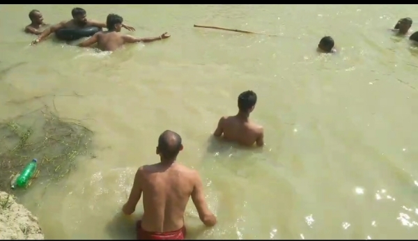 तालाब में डूबे किशोर की तलाश करते ग्रामीण