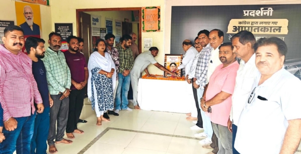 फतेहाबाद। शहीद मदन लाल ढींगड़ा को नमन करते भाजपाई।