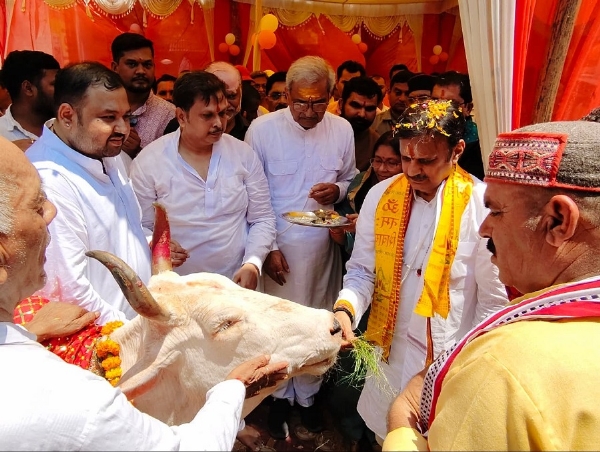 उप मुख्यमंत्री शुक्ल ने अपने जन्मदिन पर लक्ष्मणबाग गौशाला में किया गौपूजन