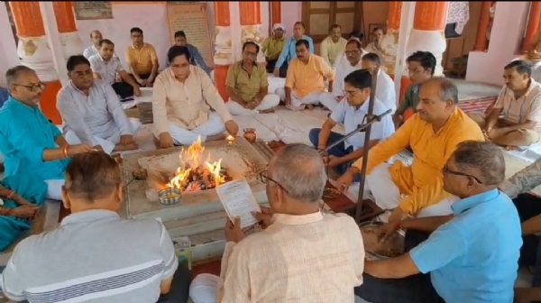 हवन यज्ञ में आहुति देते हुए