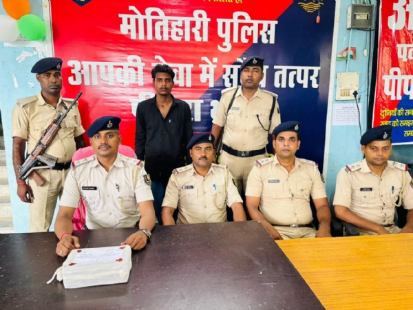 पुलिस गिरफ्त हथियार लहराने वाला युवक