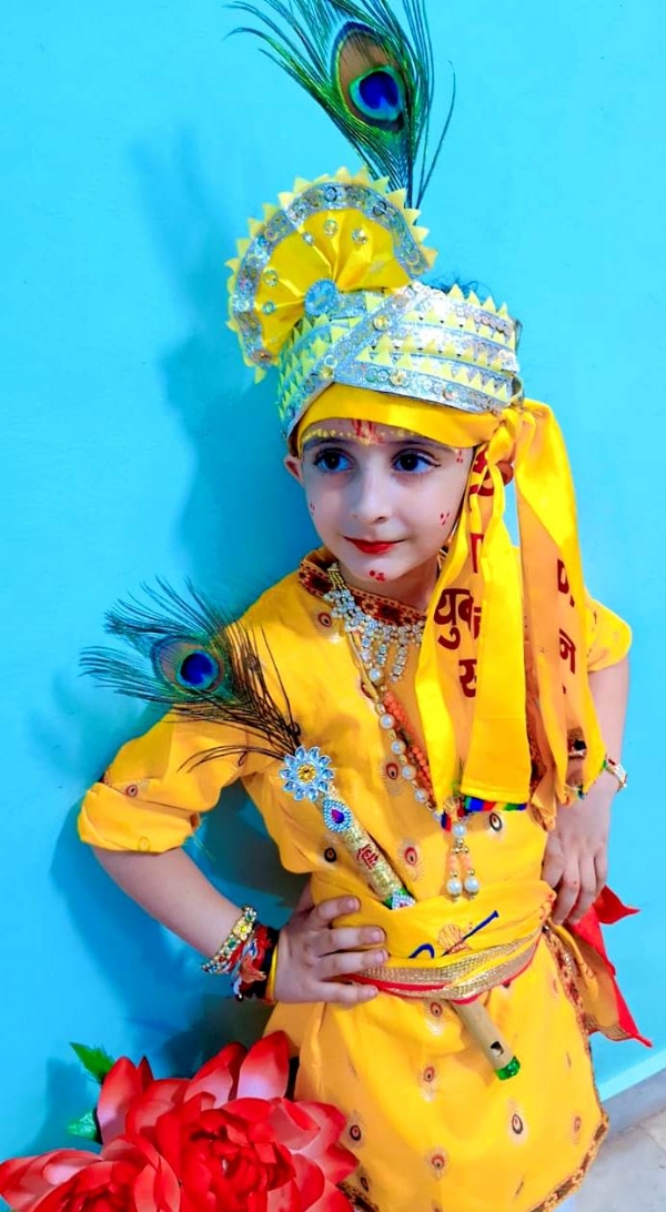कानपुर में चिंटेल्स स्कूल रतनलाल नगर में भगवान श्रीकृष्ण का किरदार निभाते छात्र निर्विघ्न देव दीक्षित का छायाचित्र
