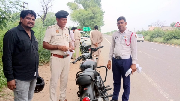 फतेहाबाद। बुलेट बाइक के मोडिफाइड साइलेंसर पर चालान करते पुलिस कर्मचारी।