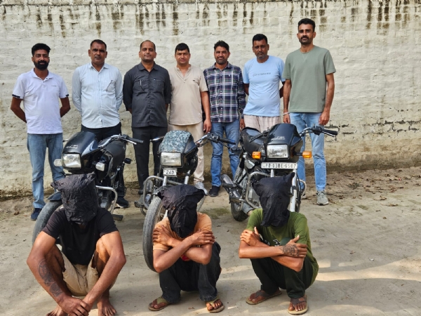 पकड़े गए बाइक चोर गिरोह के सदस्य।