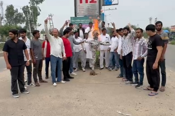 फोटो कैप्शन 17आरटीके1ः महिला शिक्षिका को न्याय दिलाने की मांग को लेकर सरकार का पुतला जलाते हुए युवा इनेलो के कार्यकर्त्ता -------
