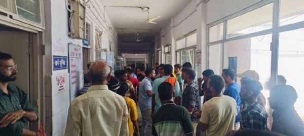 हंगामा करते परिजन