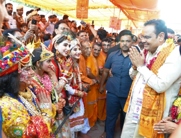 सीएम शर्मा गोविंद देवजी मंदिर में कलाकारों से मुलाकात करते हुए।
