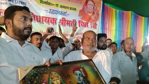 सम्बोधित करते पूर्व मंत्री