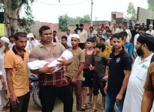 बच्चे के शव को ले जाते परिजन