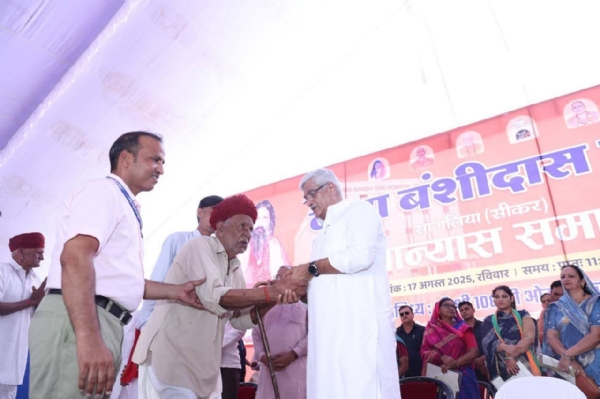 केंद्रीय मंत्री शेखावत सीकर कार्यक्रम के दौरान।
