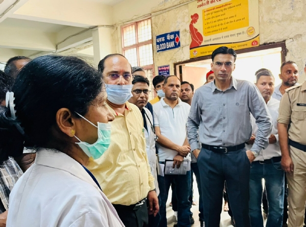 व्यवस्थाओं का जायजा लेते जिलाधिकारी सविनय बंसल।