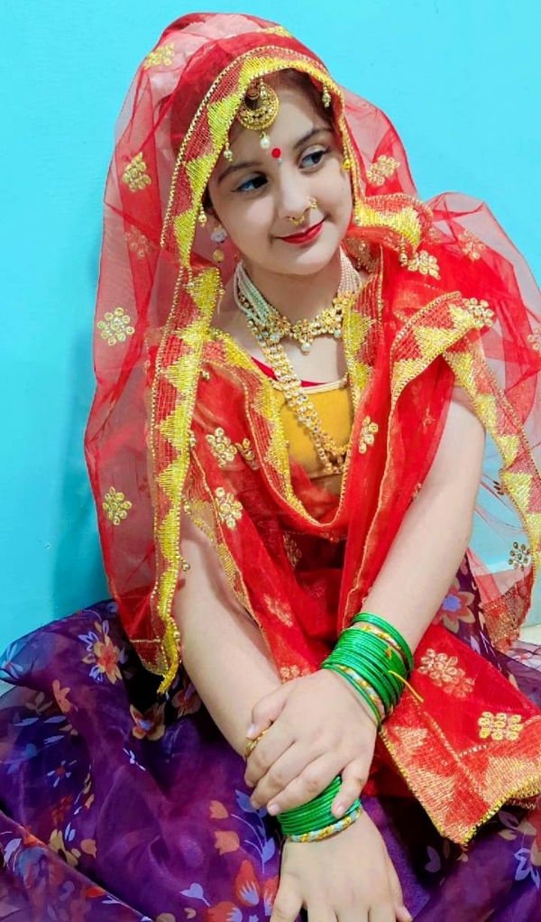 कानपुर में वीरेन्द्र स्वरुप स्कूल गोविन्द नगर में जन्माष्टमी के अवसर पर राधा बनी छात्रा ध्वनि दीक्षित का छायाचित्र