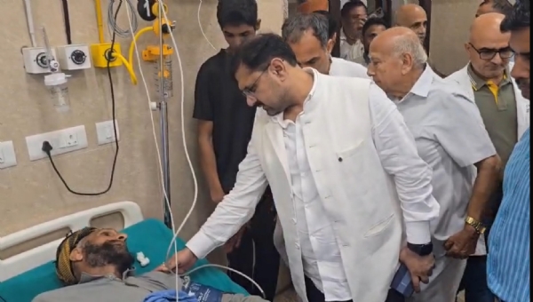 Cabinet Minister Satish Sharma visited GMC Kathua and met the victims