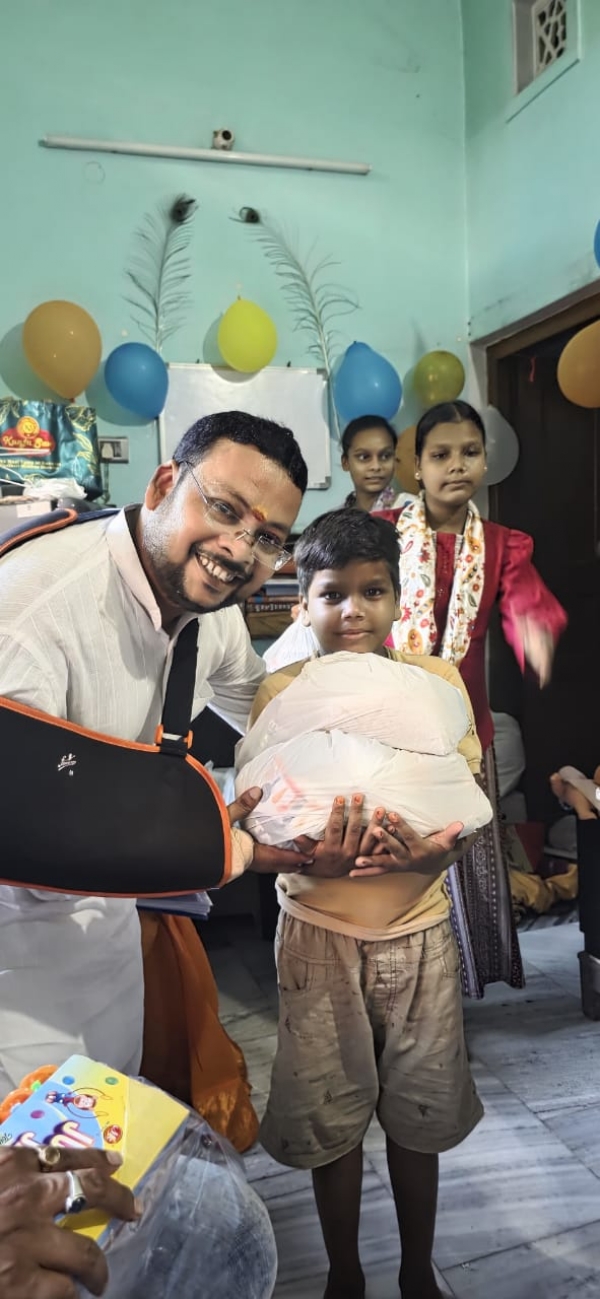 महानगर उपाध्यक्ष अशोक और बच्चे की फोटो