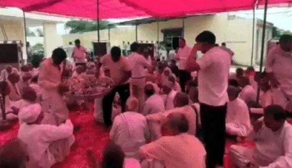गांव मोहना में पंचायत करते किसान