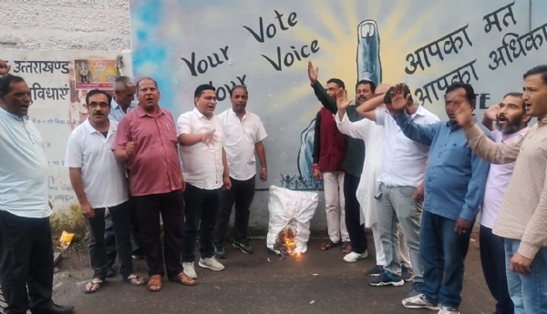 कांग्रेस ने केंद्र व प्रदेश सरकार के खिलाफ किया प्रदर्शन