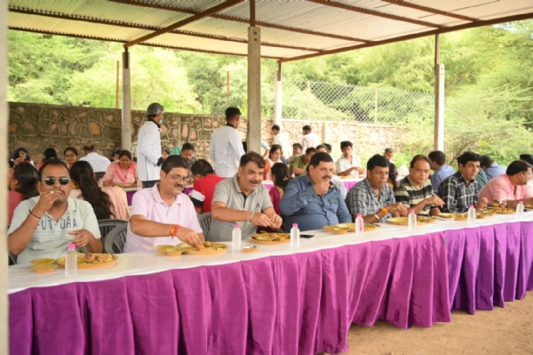 प्राकृतिक सौन्दर्य के बीच क्लब सदस्यों ने गोठ का आनन्द लिया