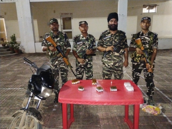 जप्त नशीली इंजेक्शन के साथ एसएसबी की टीम