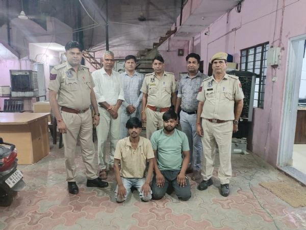 मोबाइल लूट कर बैंक खातों से पैसा निकालने वाली शातिर गैंग के दो बदमाश मेरठ से गिरफ्तार
