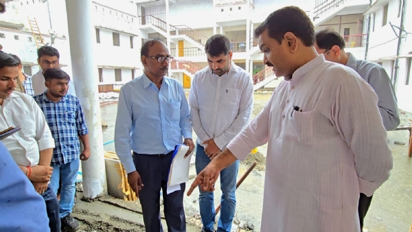 भोजीपुरा के सर्वोदय विद्यालय में मरम्मत कार्य का निरीक्षण करते समाज कल्याण राज्यमंत्री असीम अरुण।